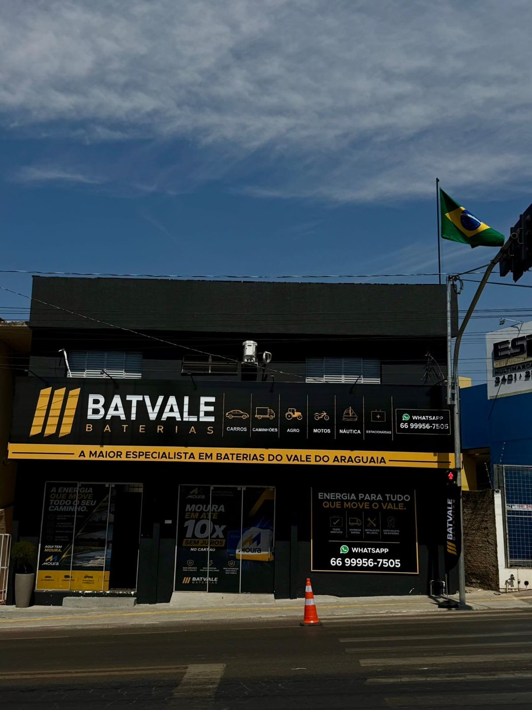 Fachada completa da loja BATVALE Baterias em Barra do Garças, na Av. Ministro João Alberto